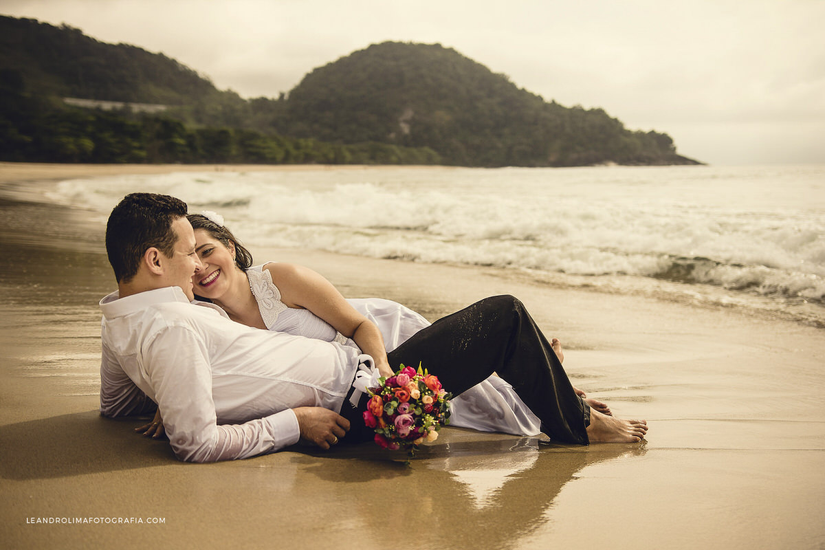 fotografia-noiva-vestido-trash-the-dress-praia-ubatuba-presidio-ilha-anchieta-fotografo-casamento-sp