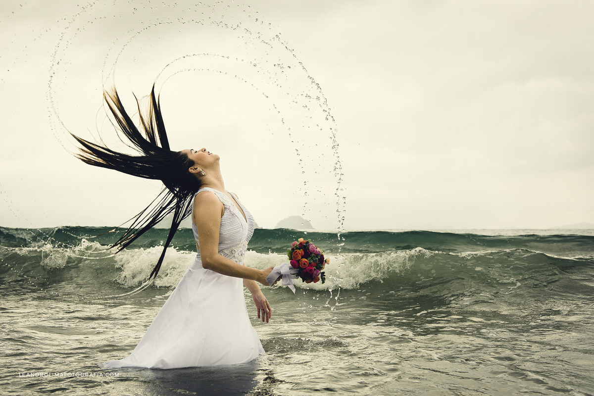 fotografia-noiva-vestido-trash-the-dress-praia-ubatuba-presidio-ilha-anchieta-fotografo-casamento-sp