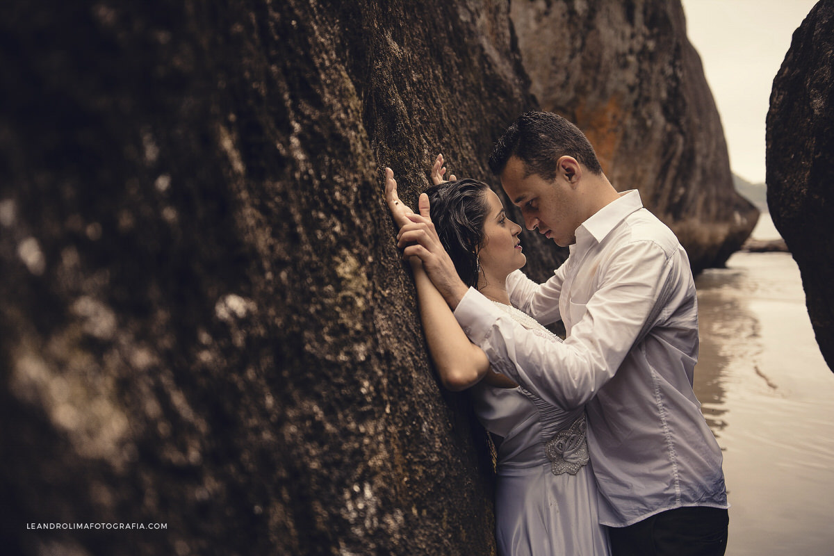 fotografia-noiva-vestido-trash-the-dress-praia-ubatuba-presidio-ilha-anchieta-fotografo-casamento-sp