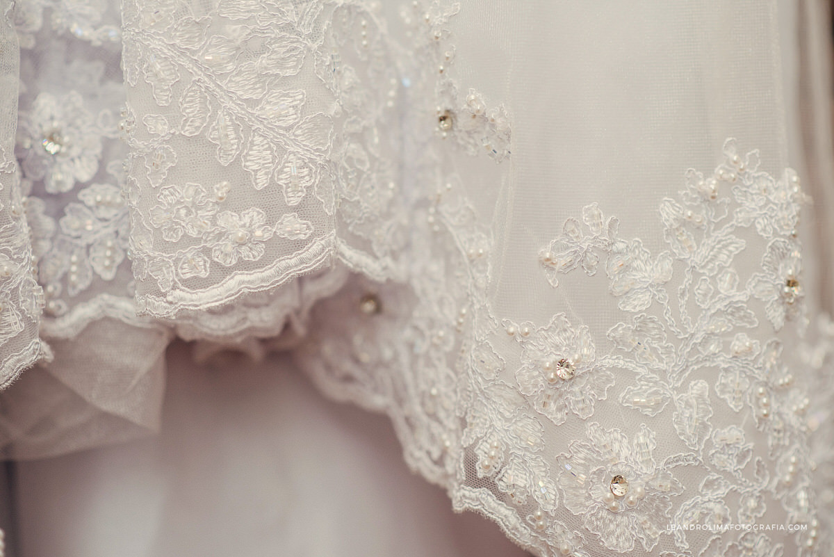 foto-detalhe-pedras-renda-vestido-noiva-pendurado-porta-madeira