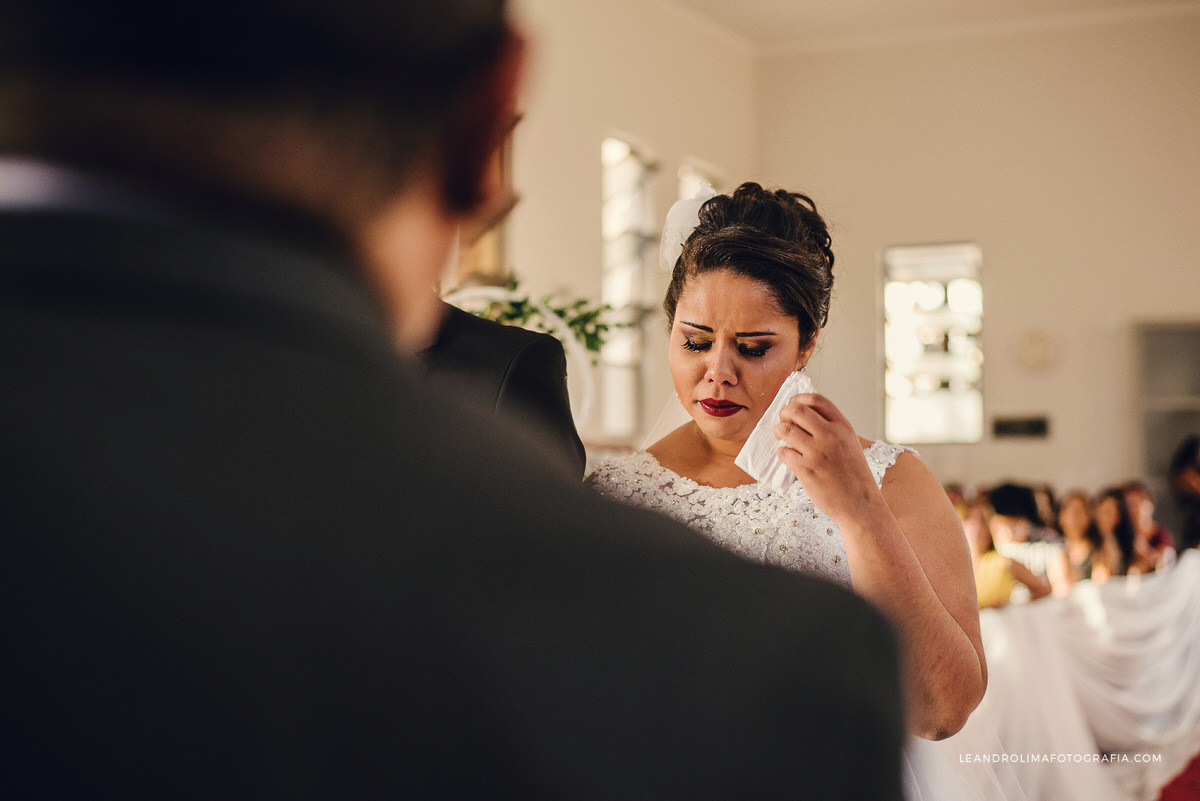 noiva-chorando-lagrima-lenco-cerimonia-casamento