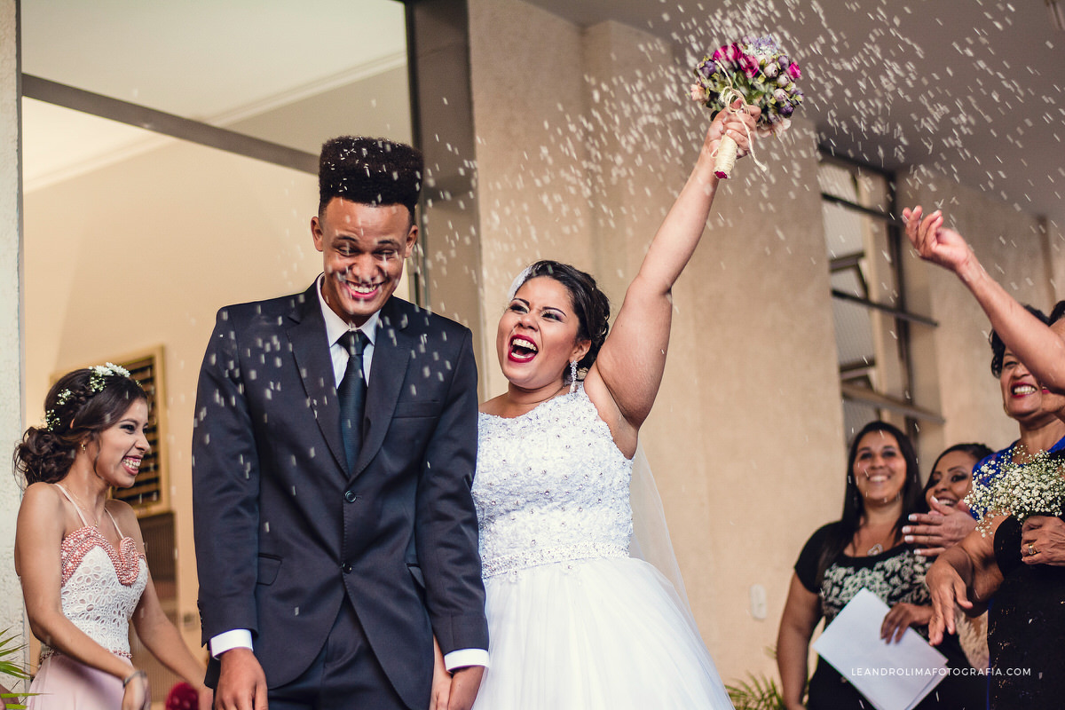 saida-igreja-recem-casados-padrinhos-jogando-chuva-arroz