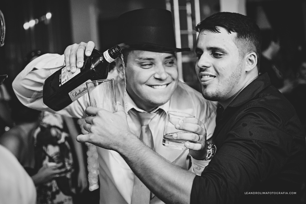 foto padrinhos-bebados-bebida-caindo