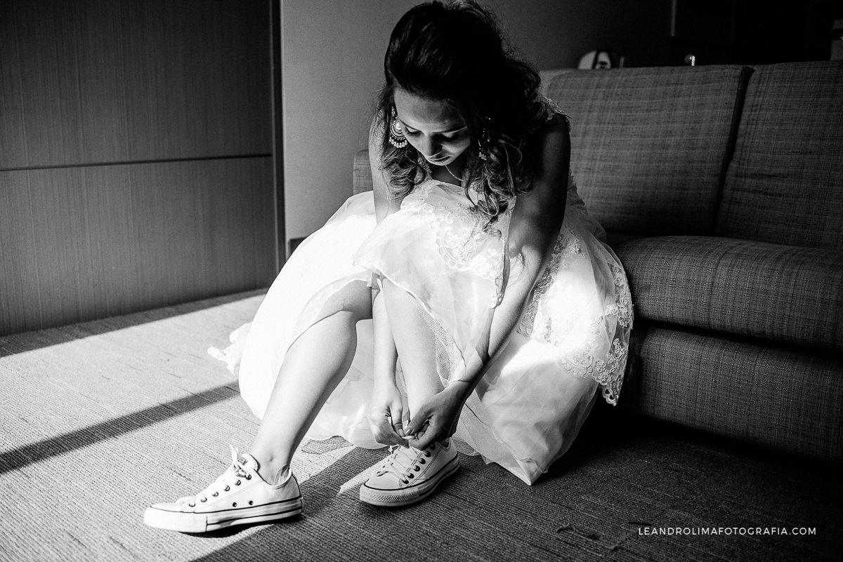 make-noiva-quarto-hotel-casamento-colocando-calcando-tenis-all star