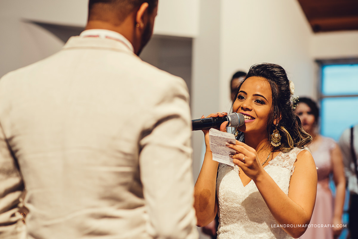 noiva-lendo-votos-casamento-emocionada