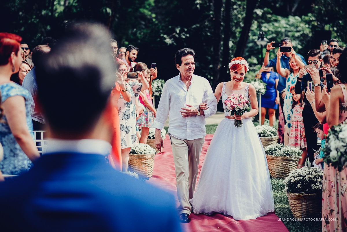 noivo-esperando-noiva-entrada-emocionado-casamento-dia-campo