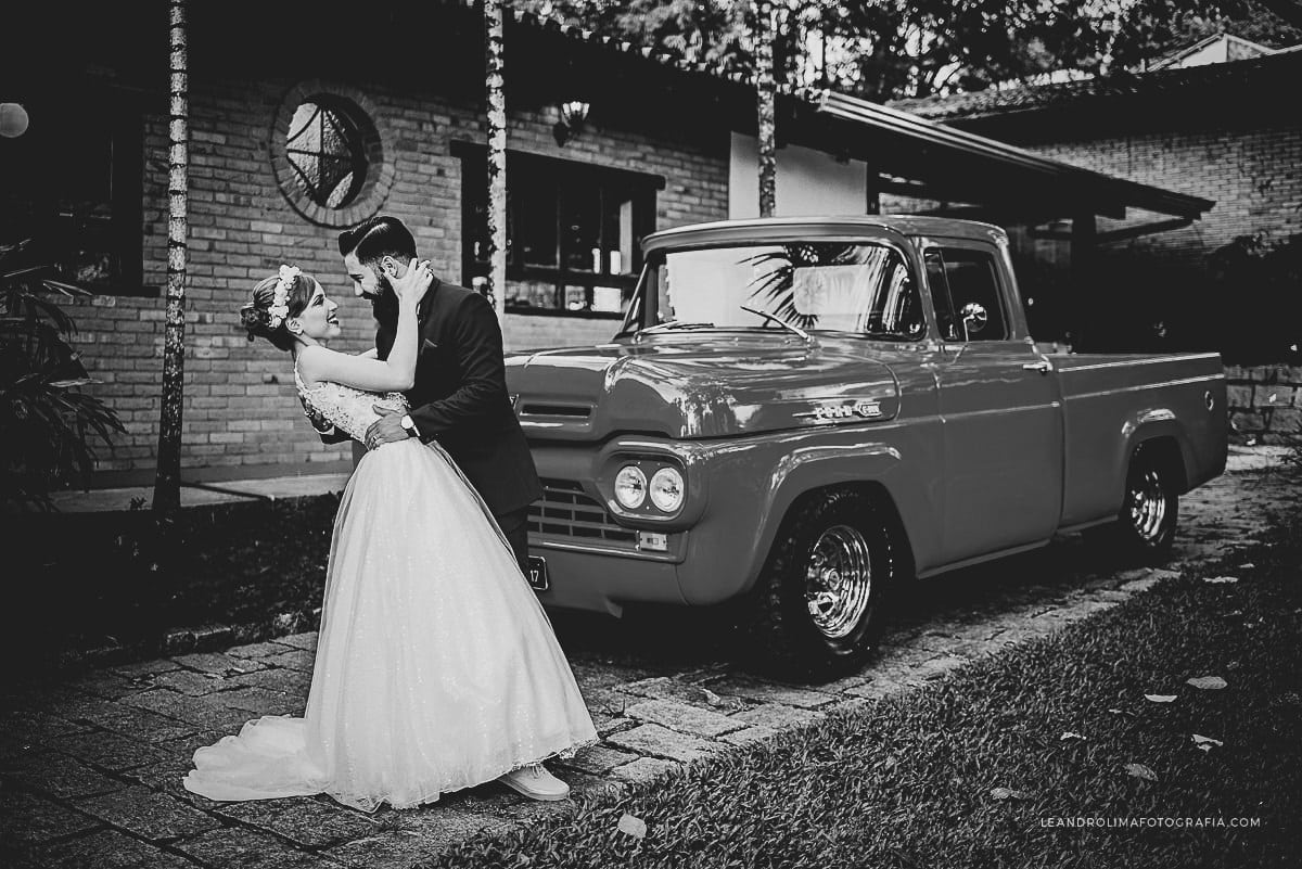 ensaio-noivos-foto-casamento-carro-antigo