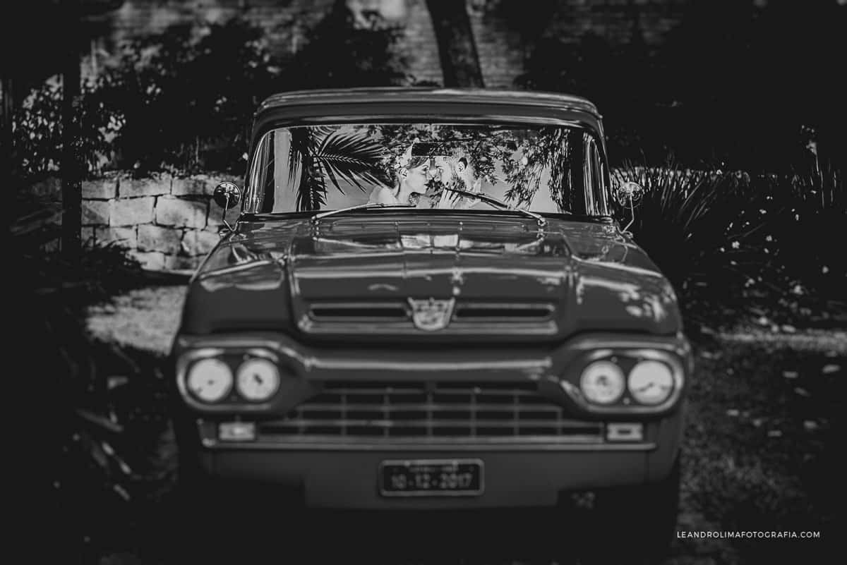 ensaio-noivos-foto-casamento-carro-antigo