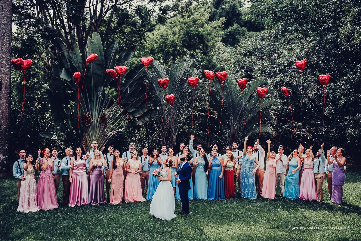 foto-padrinhos-casamento-soltando-baloes-coracao-gas