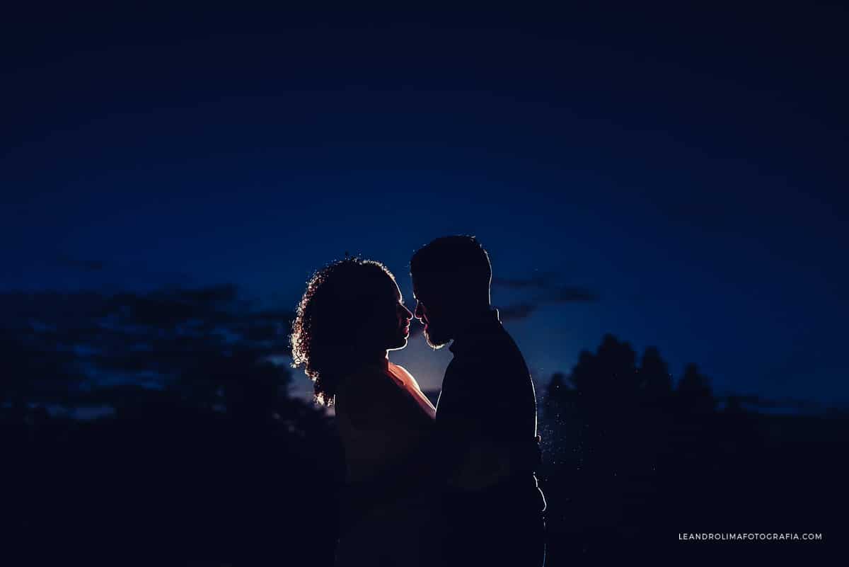 ensaio-fotografico-parque-ibirapuera-fotografia-pre-casamento-flash-criativo-gelatina-cor-luz-colorida-contra