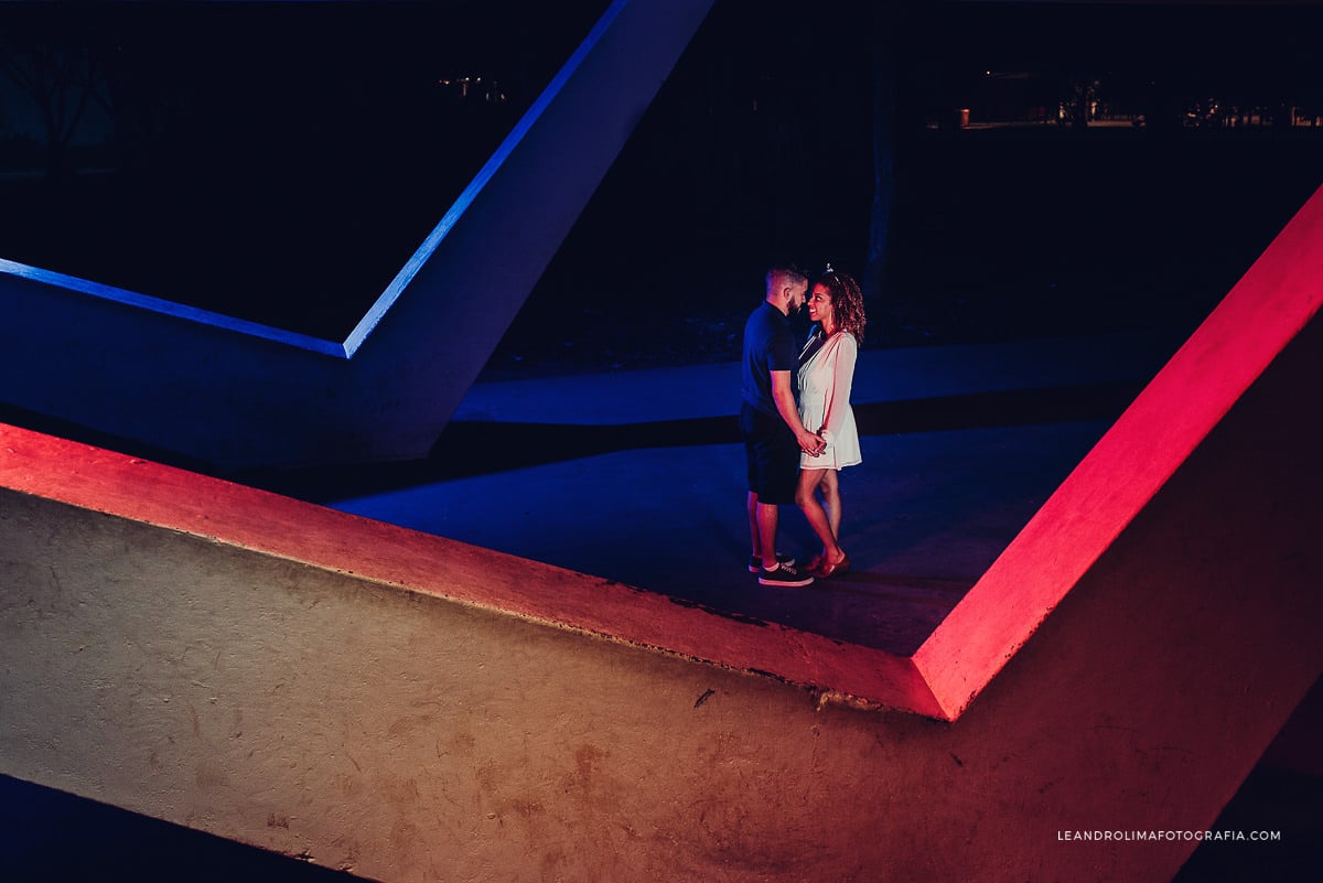 ensaio-fotografico-parque-ibirapuera-fotografia-pre-casamento-flash-criativo-gelatina-cor-luz-colorida-contra