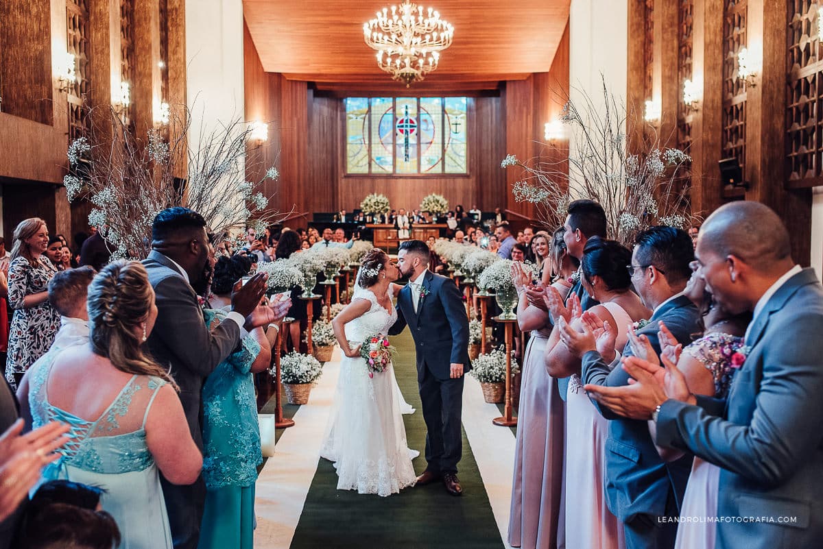 casamento ipjo igreja presbiteriana jardim das oliveiras beijo noivos corredor