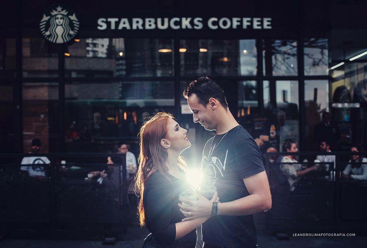 foto de casal em ensaio pre-wedding na avenida paulista starbucks