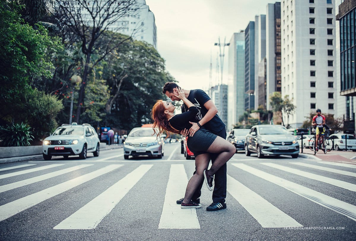 foto de casal em ensaio pre-wedding na avenida paulista