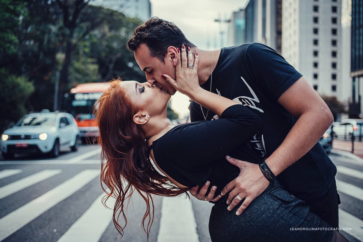 foto de casal em ensaio pre-wedding na avenida paulista