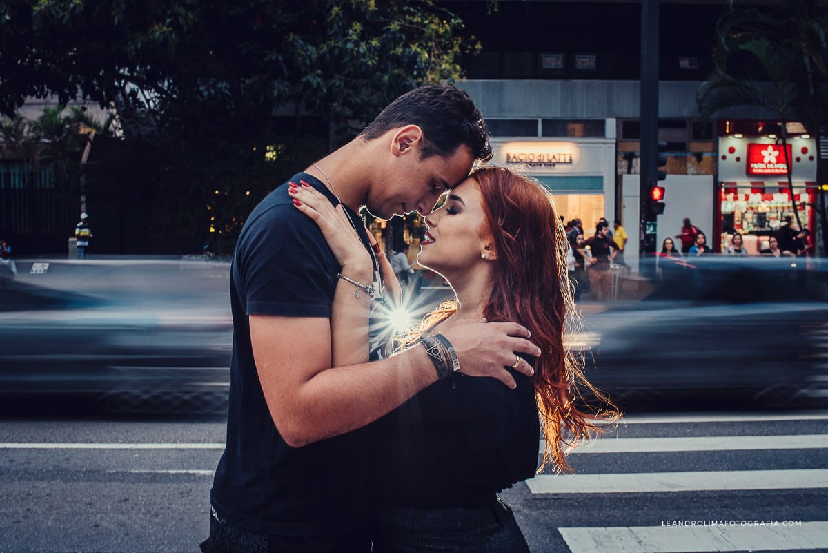 foto de casal em ensaio pre-wedding na avenida paulista