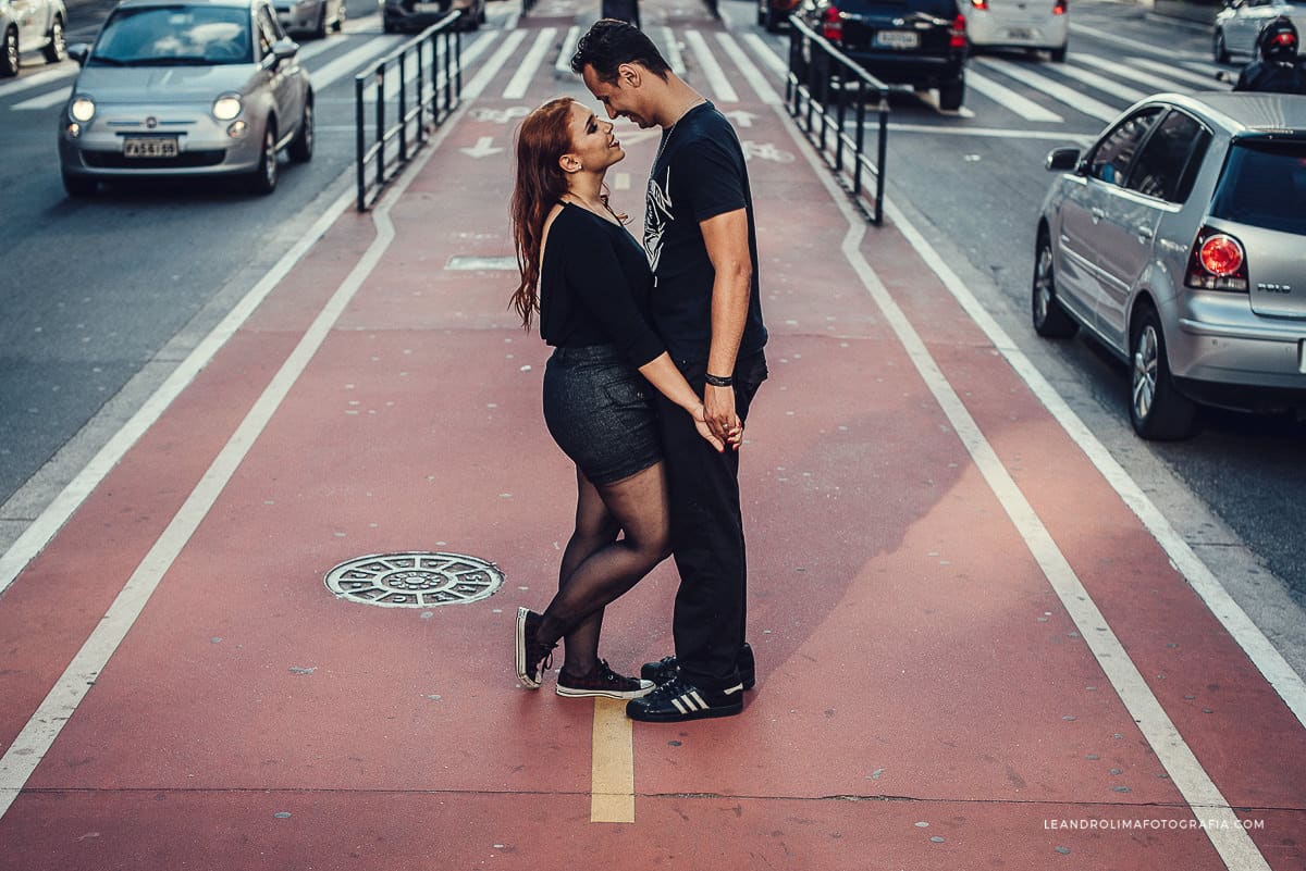 foto de casal em ensaio pre-wedding na avenida paulista