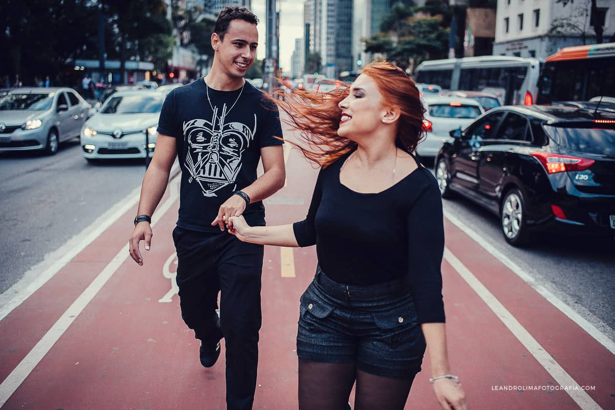 foto de casal em ensaio pre-wedding na avenida paulista