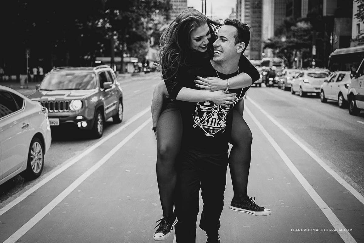 foto de casal em ensaio pre-wedding na avenida paulista