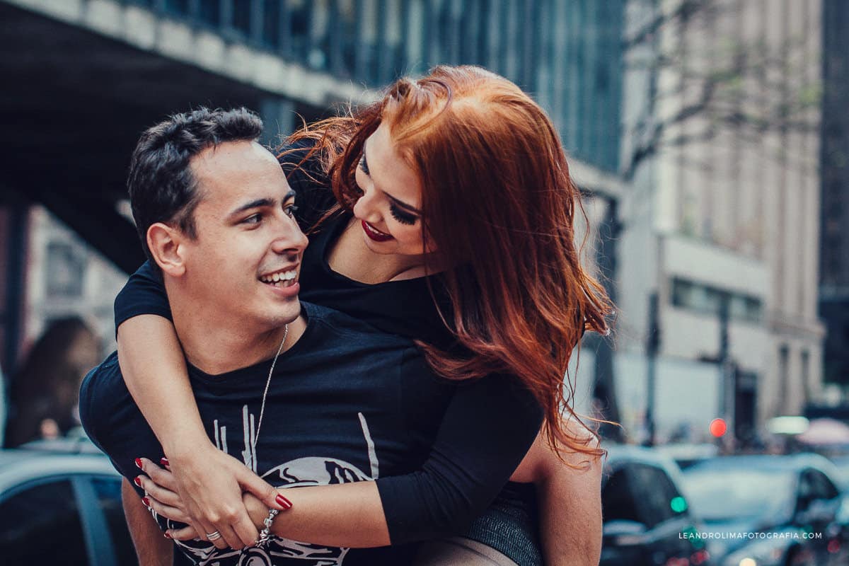 foto de casal em ensaio pre-wedding na avenida paulista