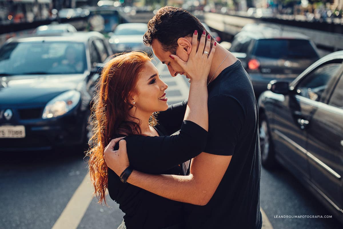 foto de casal em ensaio pre-wedding na avenida paulista