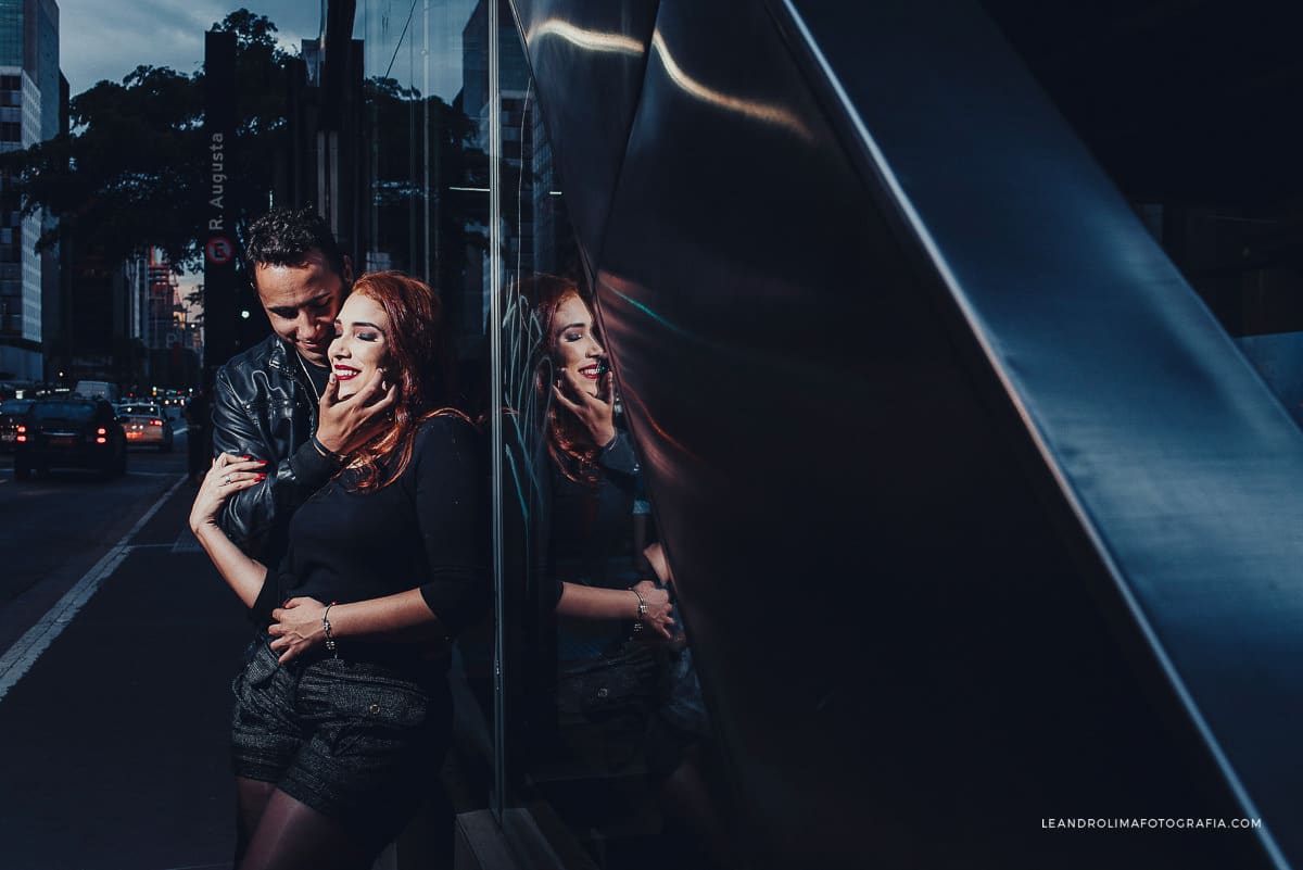 foto de casal em ensaio pre-wedding na avenida paulista metro