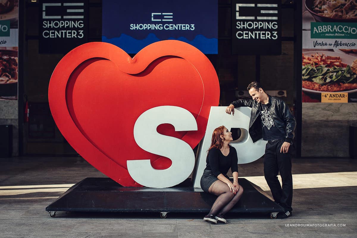 foto de casal em ensaio pre-wedding na avenida paulista