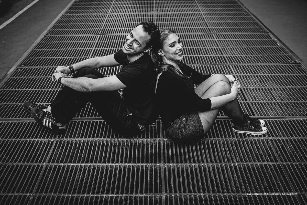 foto de casal em ensaio pre-wedding na avenida paulista metro