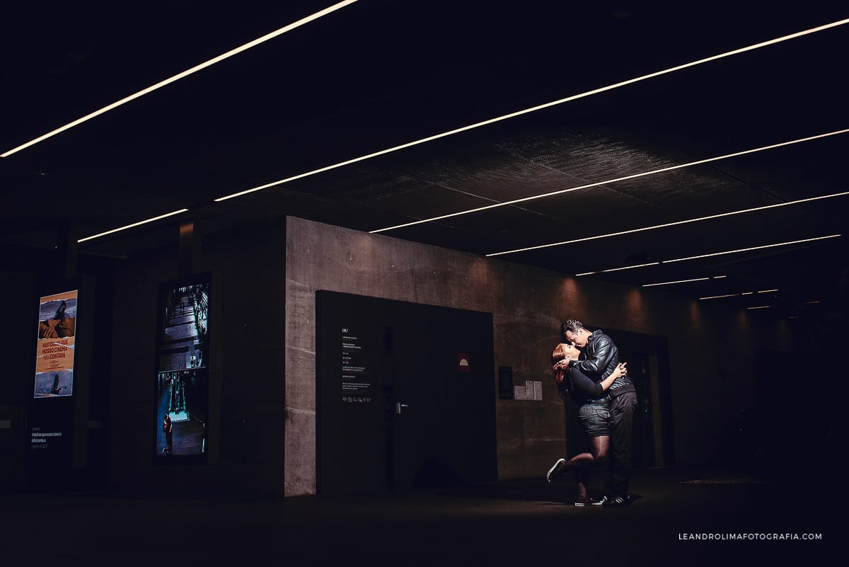 foto de casal em ensaio pre-wedding na avenida paulista