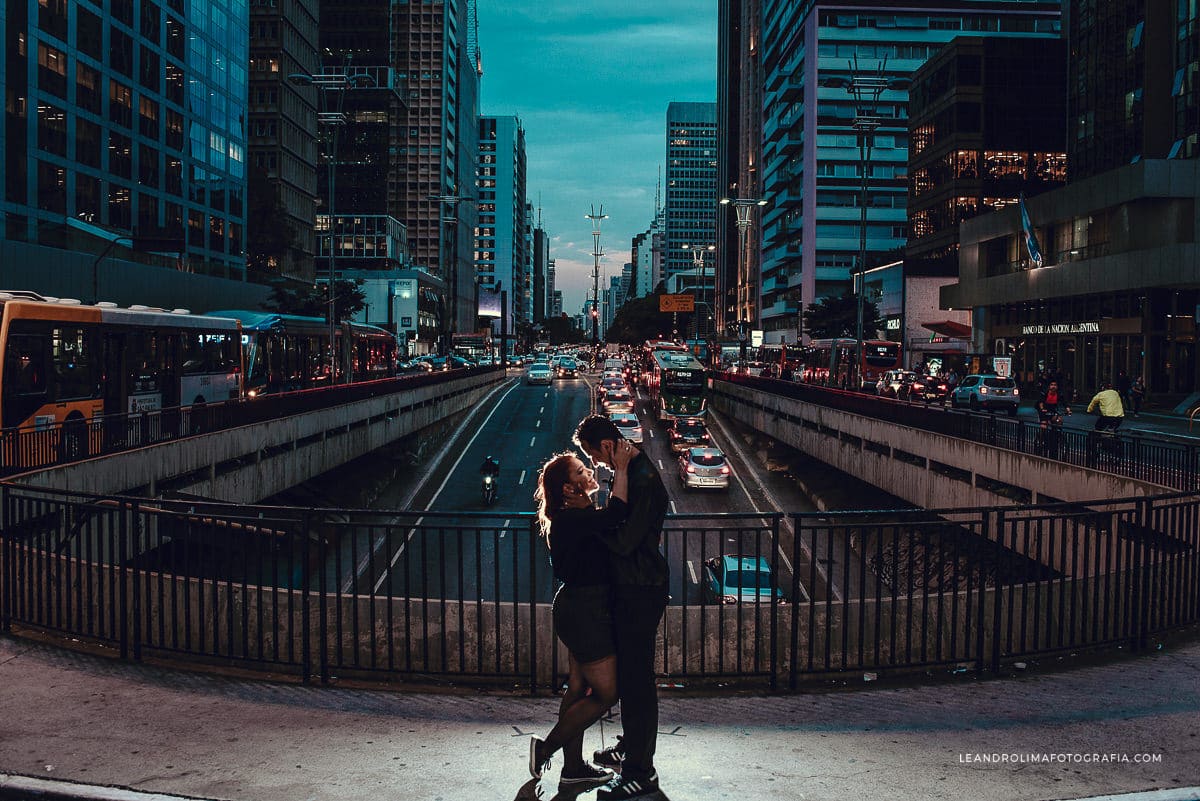 foto de casal em ensaio pre-wedding na avenida paulista