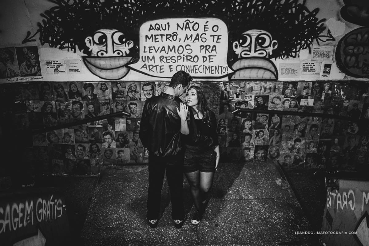 foto de casal em ensaio pre-wedding na avenida paulista metro