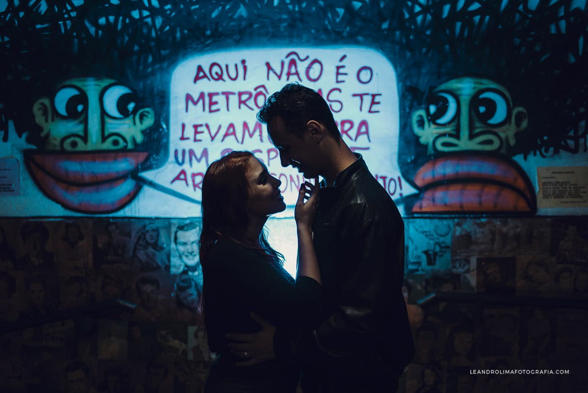 foto de casal em ensaio pre-wedding na avenida paulista metro