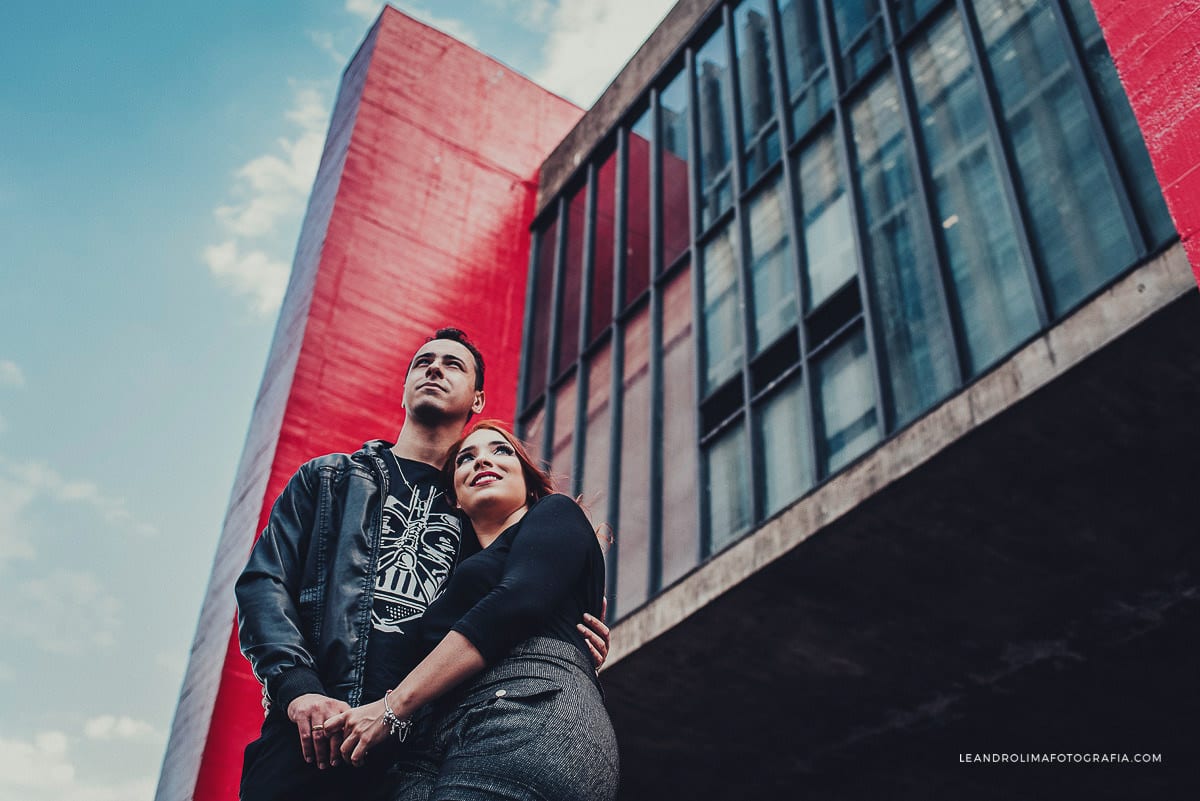 foto de casal em ensaio pre-wedding na avenida paulista masp