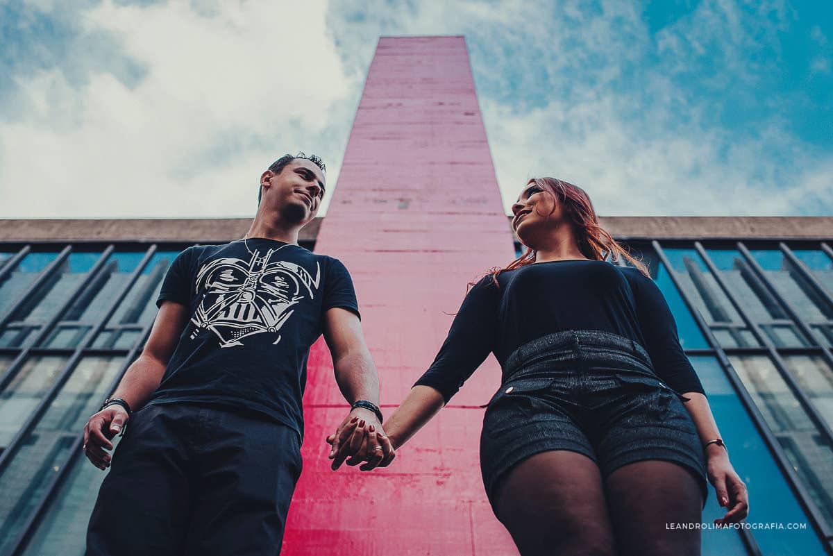 foto de casal em ensaio pre-wedding na avenida paulista masp