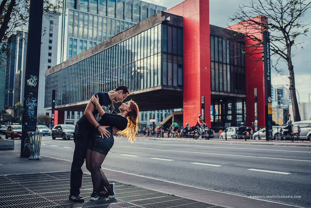 foto de casal em ensaio pre-wedding na avenida paulista masp