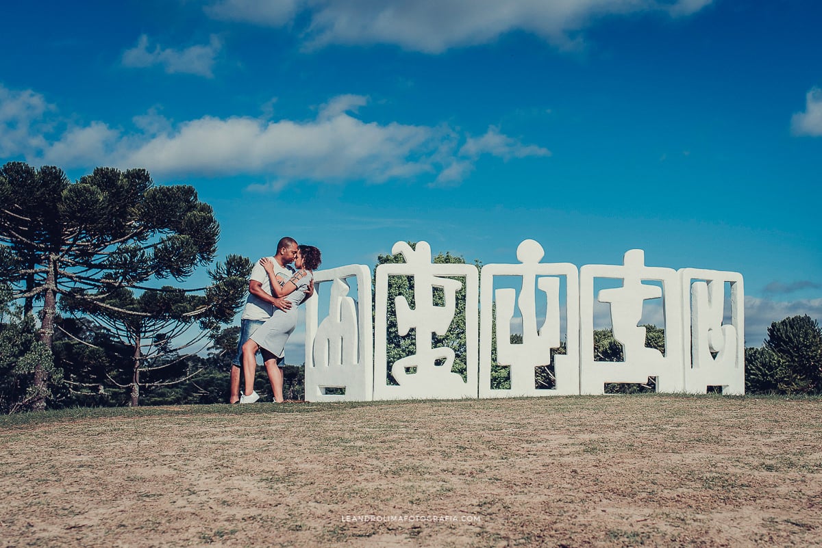 foto casal noivos ensaio pre wedding escultura campos jordao museu felicia leirner