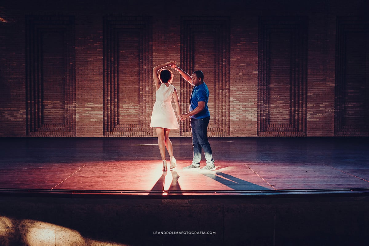 foto casal dancando noivos ensaio pre wedding campos jordao palco auditorio museu felicia leirner