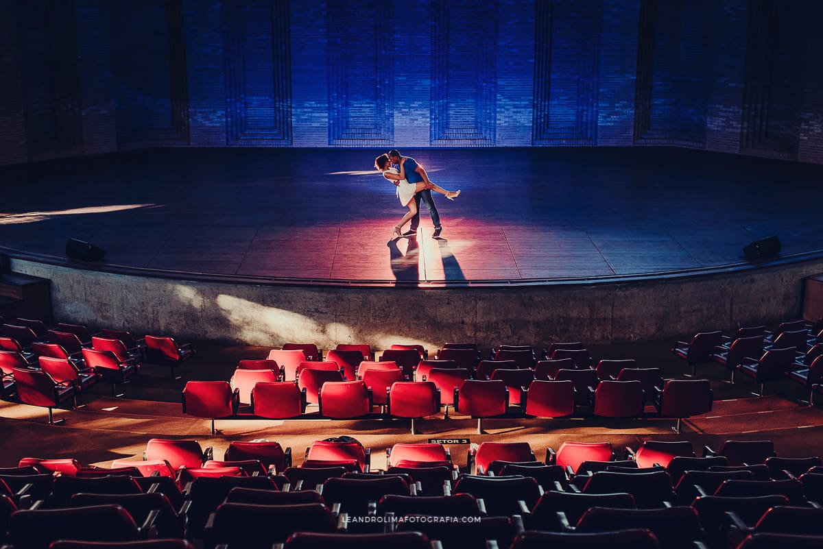 foto casal dancando noivos ensaio pre wedding campos jordao palco auditorio museu felicia leirner