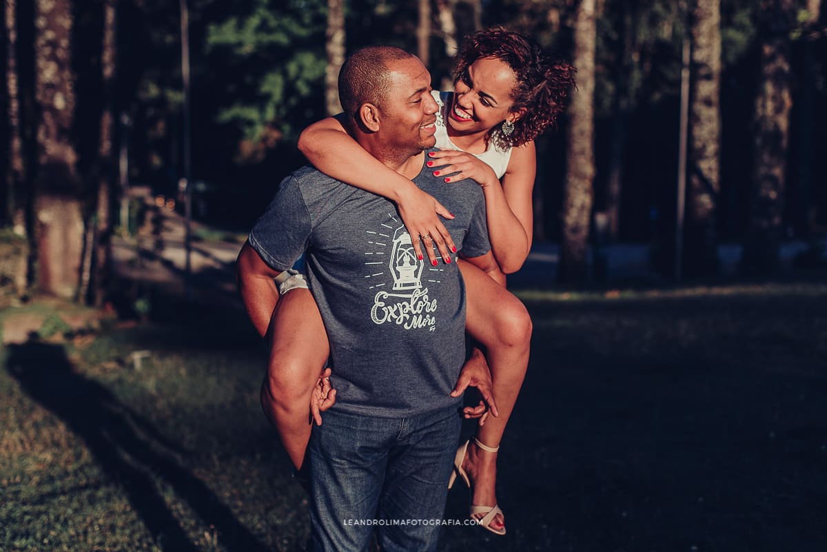 foto casal noivos correndo ensaio pre wedding campos jordao museu felicia leirner