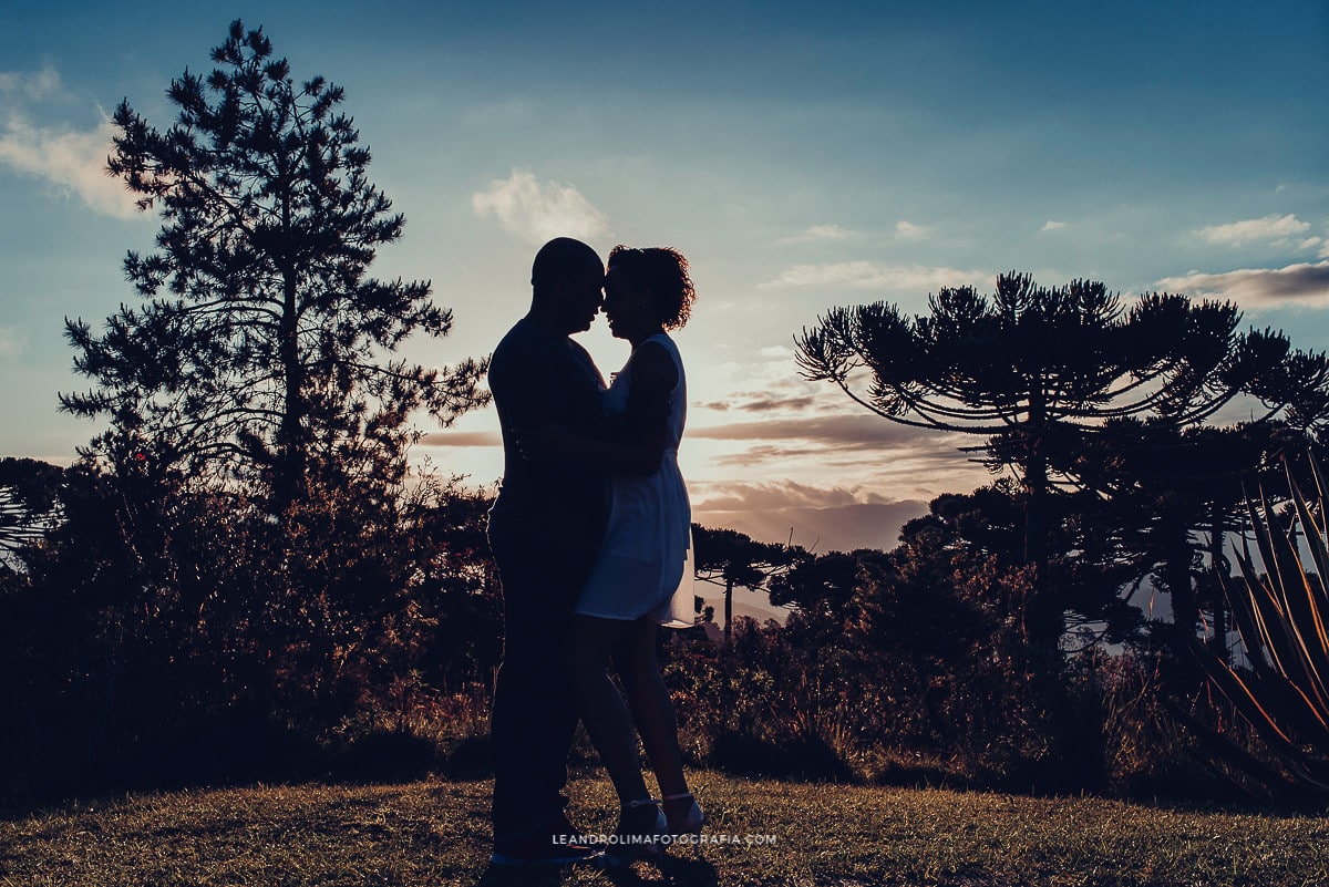 foto casal noivos ensaio pre wedding por sol silhueta campos jordao museu felicia leirner