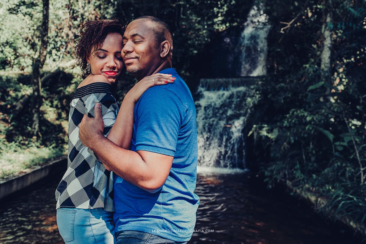 foto casal noivos ensaio pre wedding cachoeira santo antonio pinhal