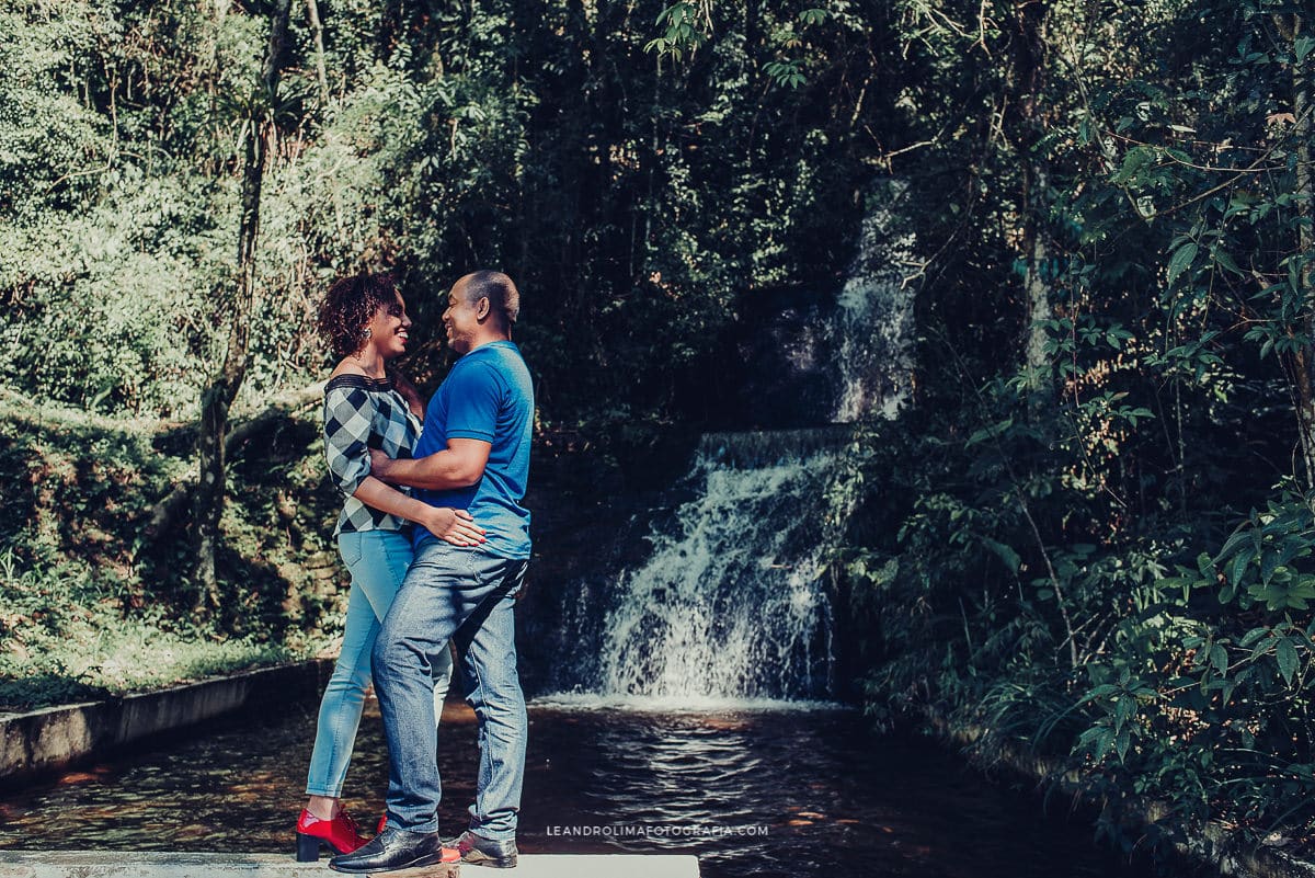 foto casal noivos ensaio pre wedding cachoeira santo antonio pinhal