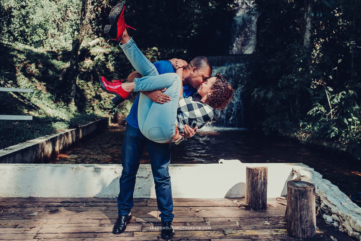 foto casal noivos ensaio pre wedding cachoeira santo antonio pinhal