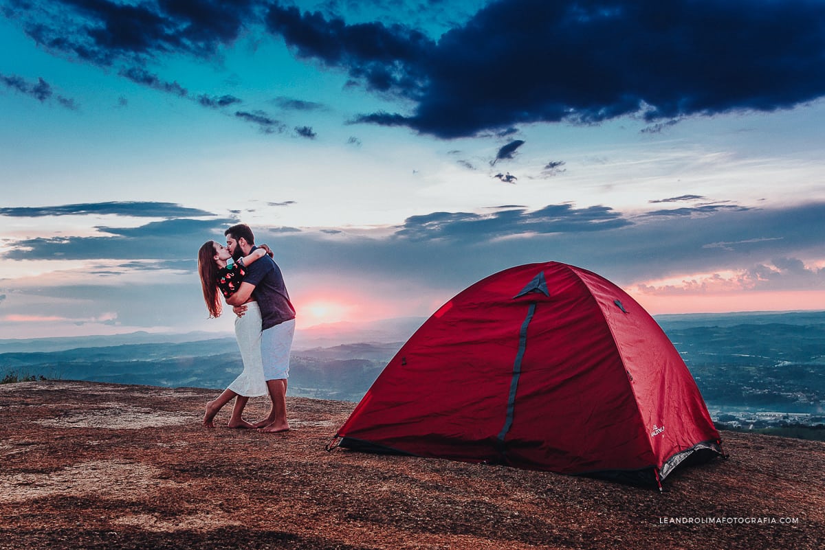 ensaio-pre-wedding-noivos-barraca-camping-casal-noivos-por-sol-montanhas-pedra-grande-atibaia