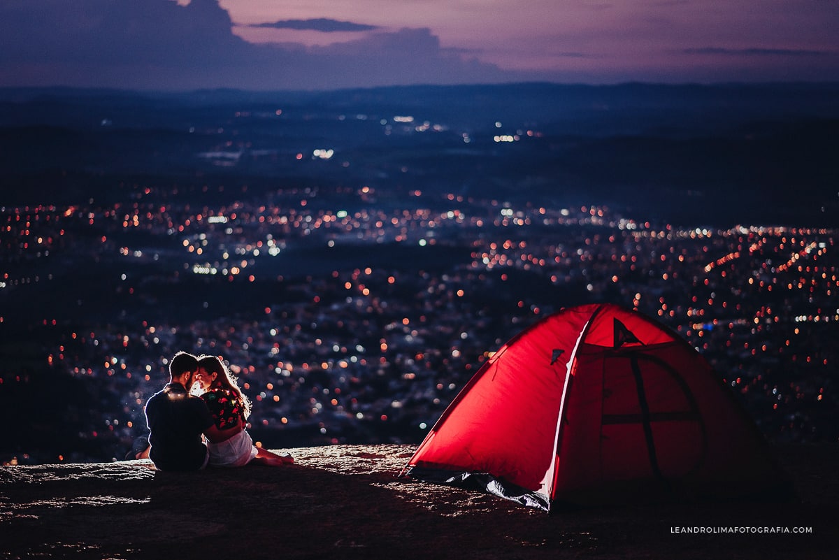 ensaio-pre-wedding-noivos-casal-por-sol-montanha-barraca-camping-pedra-grande-atibaia