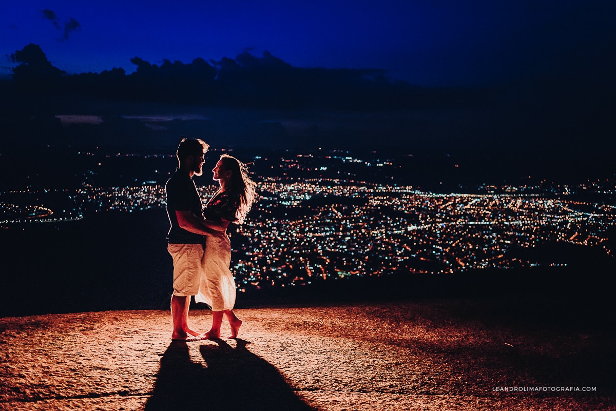 ensaio-pre-wedding-noivos-casal-por-sol-anoitecer-montanha-luzes-cidade-pedra-grande-atibaia