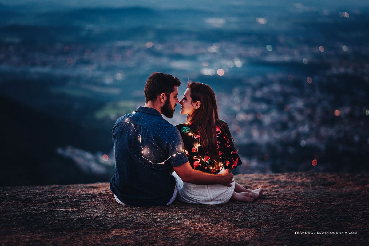 ensaio-pre-wedding-noivos-casal-por-sol-montanha-luzes-natal-pedra-grande-atibaia