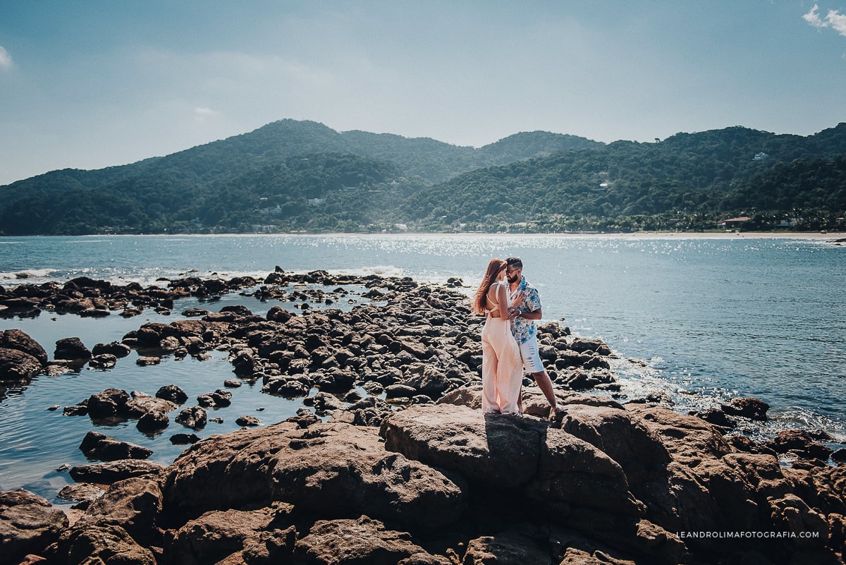 ensaio-fotografico-pre-wedding-book-casal-praia-por-sol