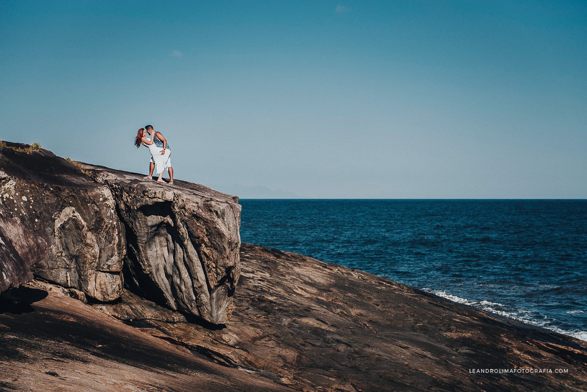 ensaio-fotografico-pre-wedding-book-casal-praia-por-sol