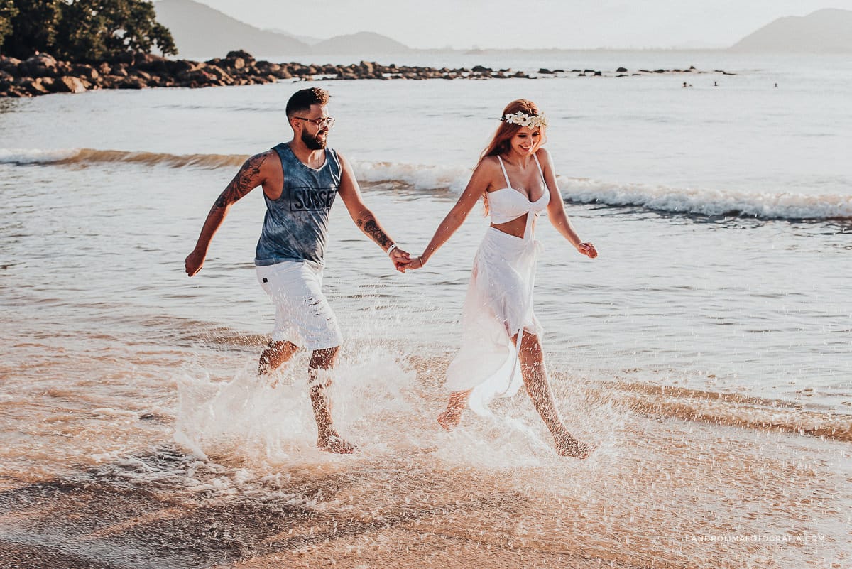 ensaio-fotografico-pre-wedding-book-casal-praia-por-sol